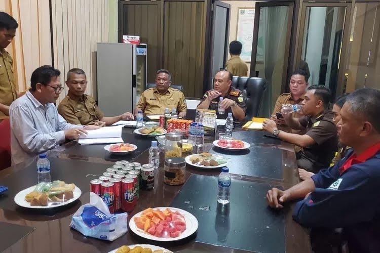 Kadis PUPR Rohul, Kajari Rohul dan Pihak Swasta saat penandatanganan kontrak kerjasama