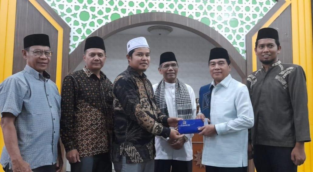 Dr. Achmad serahkan bantuan program Ramadhan