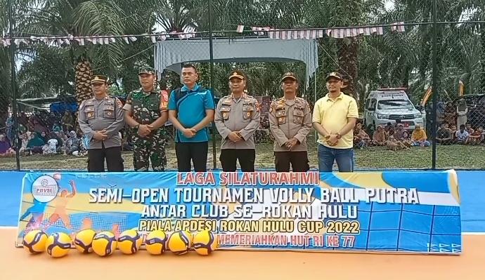 Ketua Apdesi dan Kapolres Rohul foto bersama saat membuka Apdesi Cup 2022