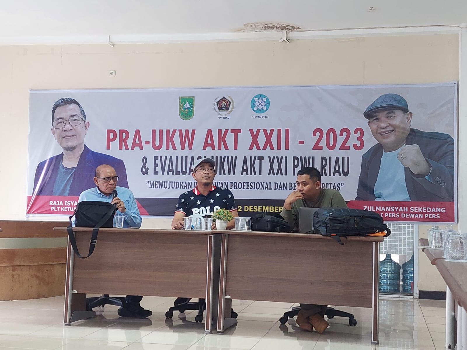Ketua PWI Riau Raja Isyam pimpin rapat panitia pelantikan Pengurus PWI Riau