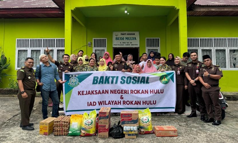 Kajari Fajar Haryowimbuko dan IAD saat menyalurkan bantuan ke Panti Asuhan Budi Mulya