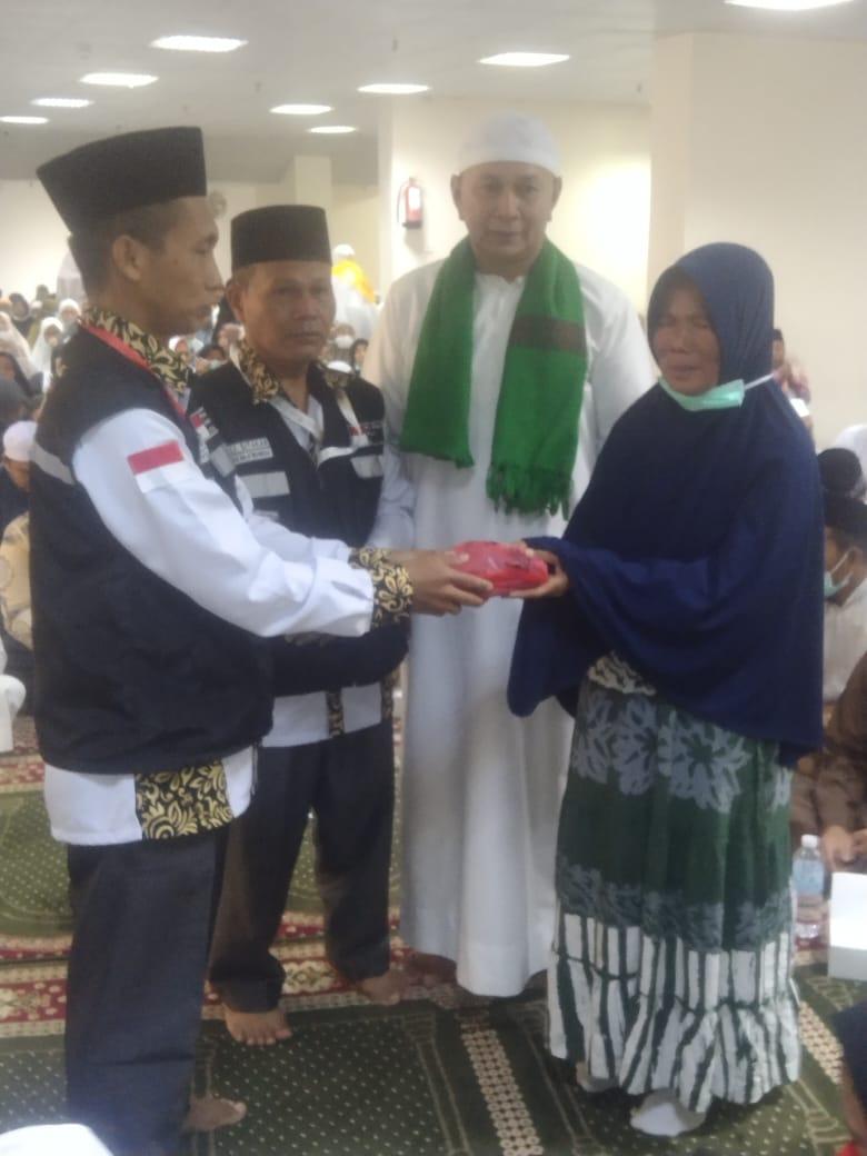 H. Indra Gunawan saksikan penyerahan bantuan kepada salah seorang Jamaah Haji asal Rohul
