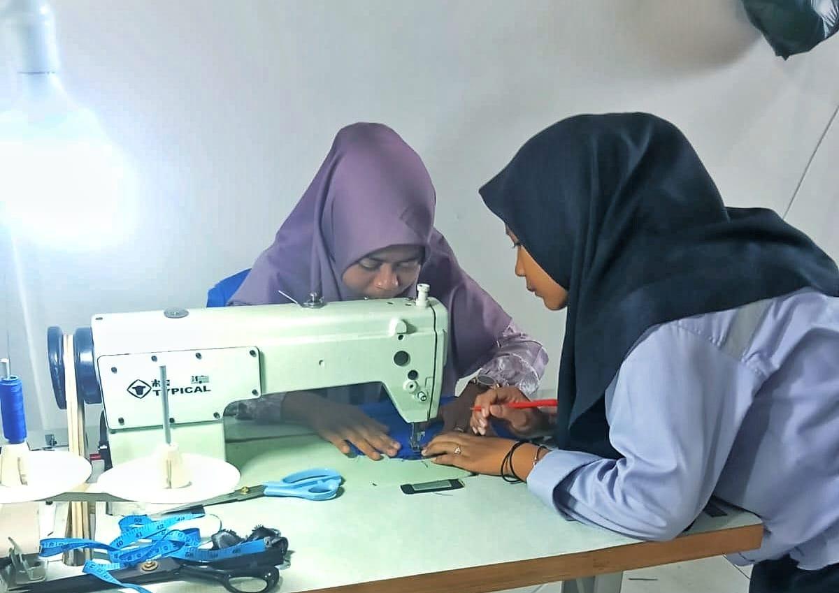 Peserta pelatihan menjahit binaan PHR