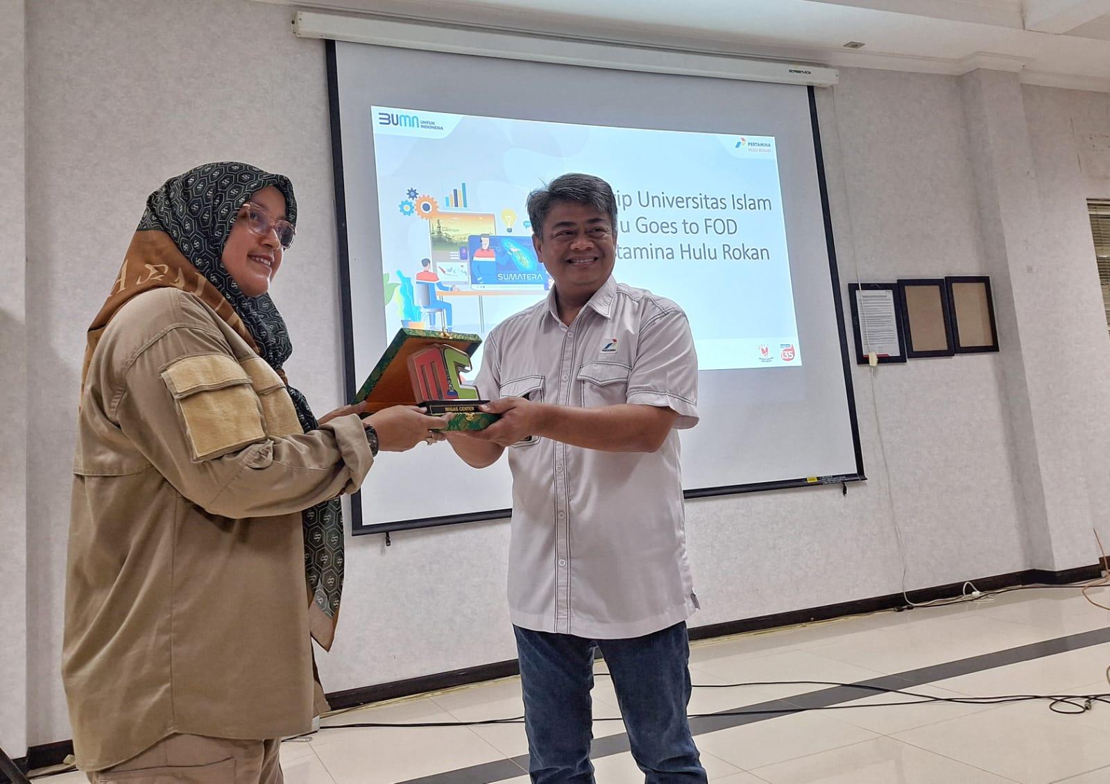 Penyerahan sertifikat oleh Manager FOD PHR WK Rokan Wimbo Widjokongko kepada Kordinator Migas Center UIR Fitrianti ST MT di Gabus Office Duri.