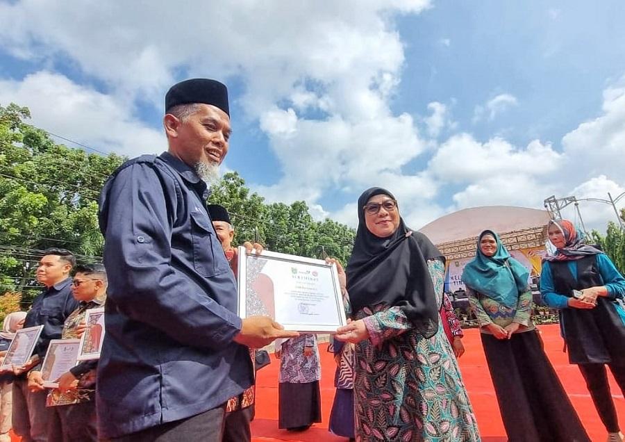 Penyerahan penghargaan oleh walikota Dumai