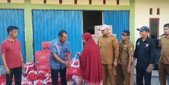 Penyerahan bantuan kepada keluarga korban kebakaran di Ujung Batu