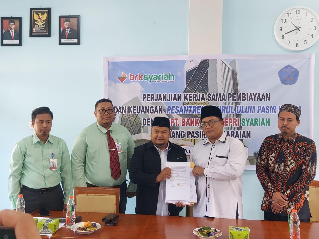 Penandatanganan PKS antara BRK Syariah dengan Ponpes Bahrul Ulum