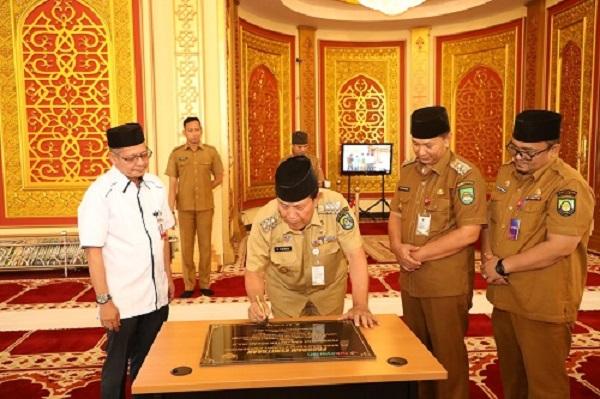 Bupati Sukiman tandatangani prasasti CSR BRKS Pasir Pengaraian disaksikan Wabup, Sekda Rohul dan Branch Manager BRK Syariah