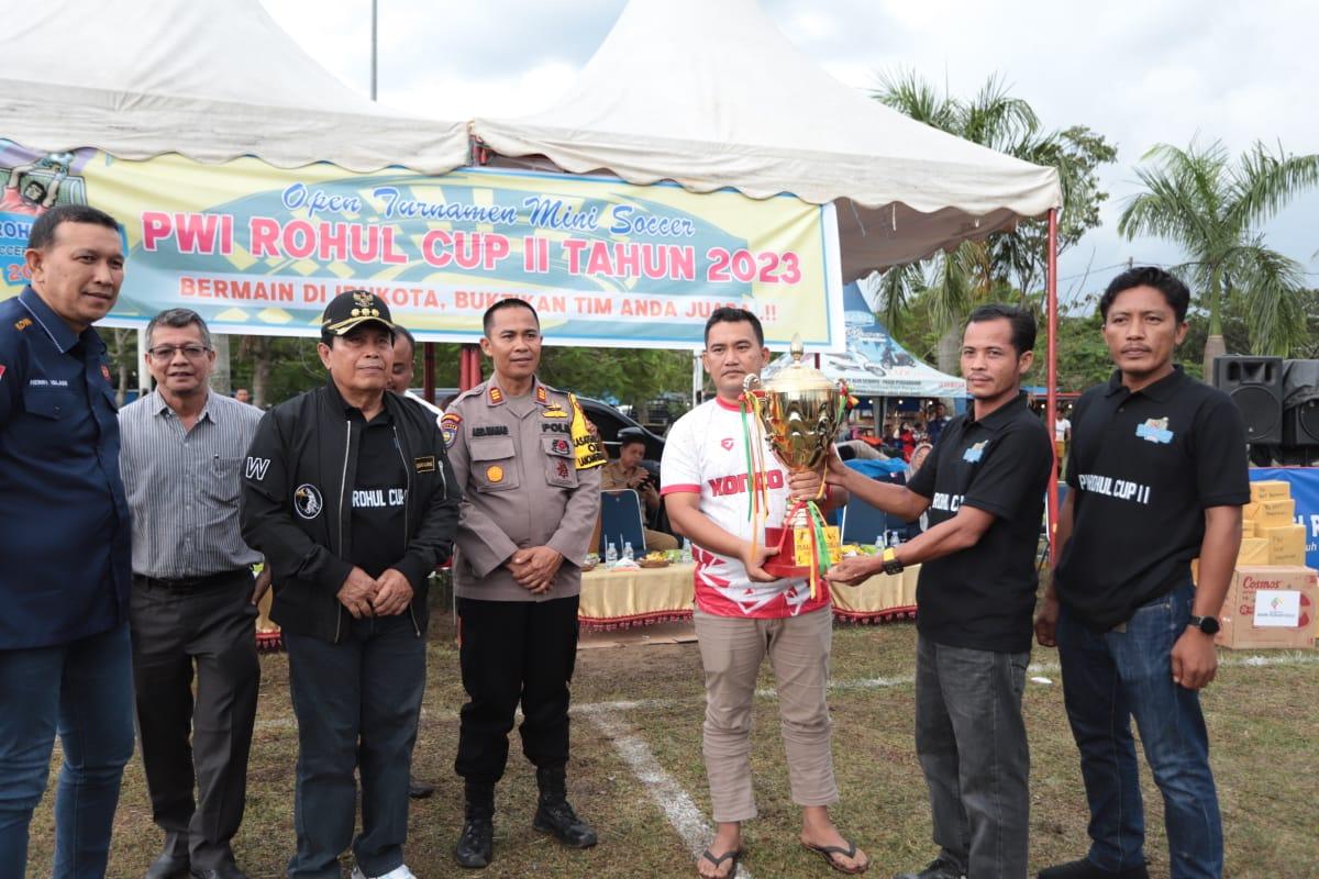 Juara Bertahan tim Konco FC serahkan piala bergilir kepada Ketua PWI Rohul