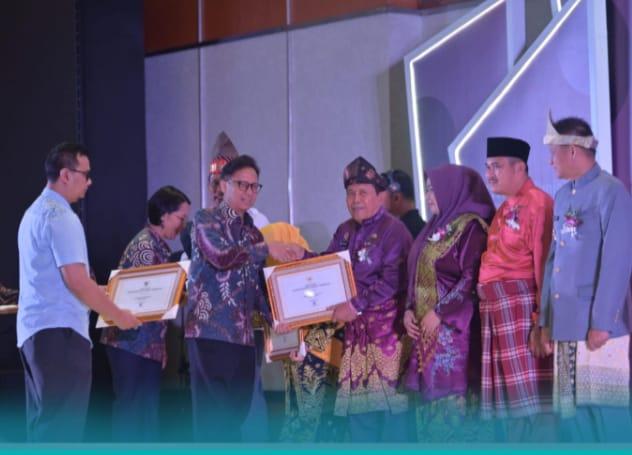 Bupati Sukiman terima penghargaan dari Kemenkes  RI
