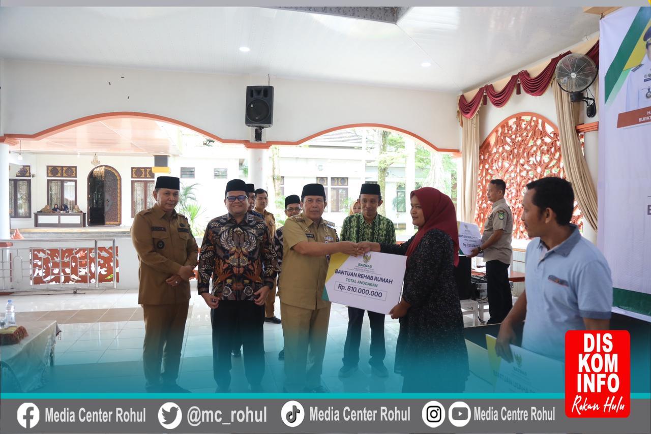Didampingi Wabup Indra Gunawan, Bupati Sukiman serahkan Zakat Produktif kepada penerima