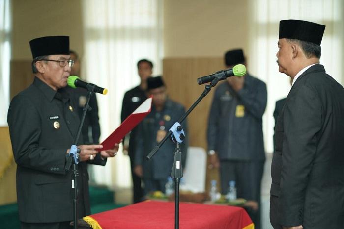 Bupati Wardan saat melantik pejabat di lingkungan Pemkab Inhil