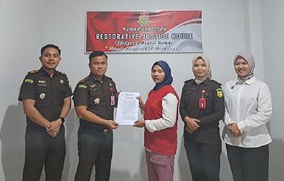 Tersangka terima Rj dari Jaksa Kejari Dumai