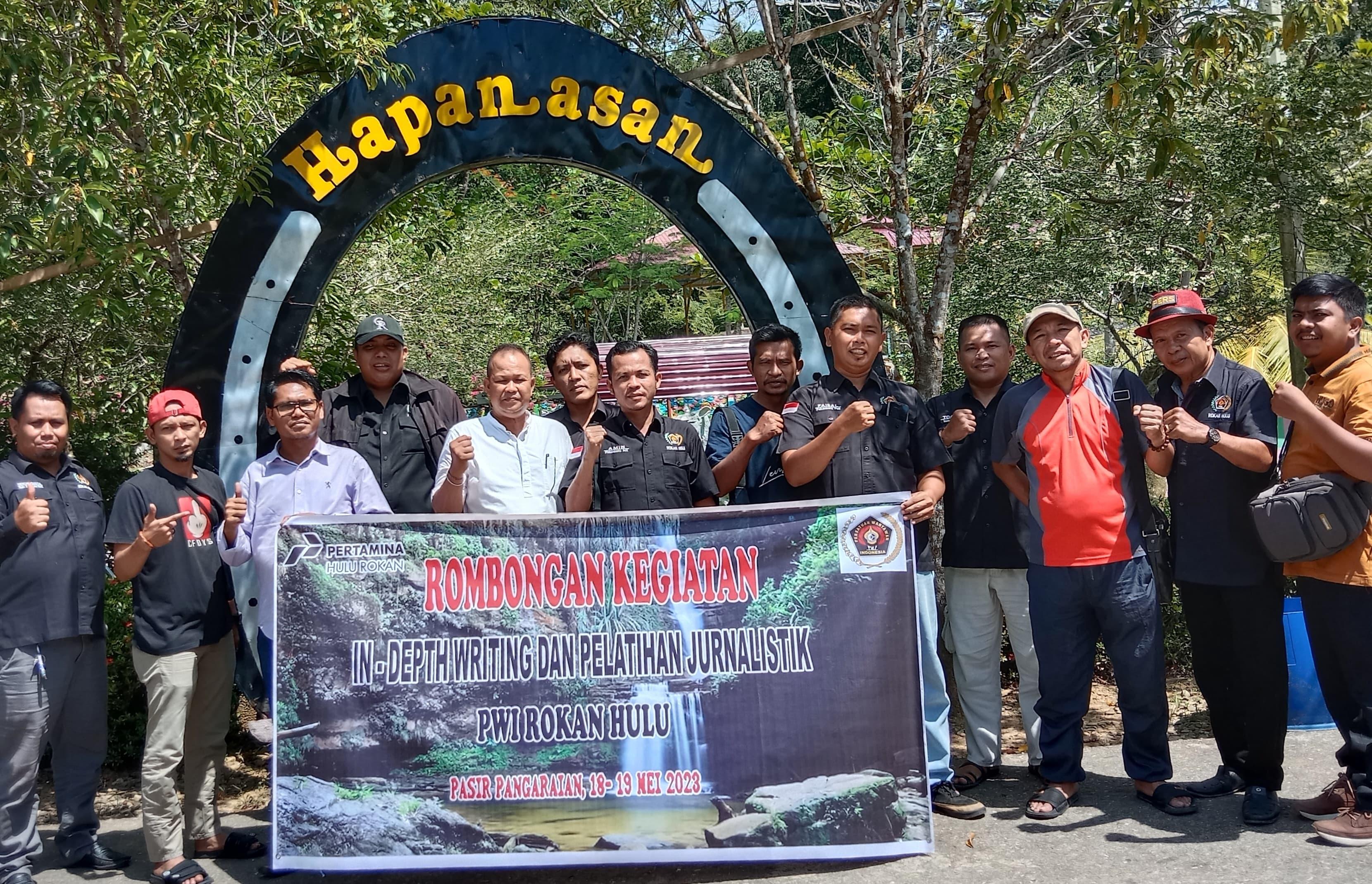 PWI Rohul foto bersama di lokasi objek wisata Hapanasan