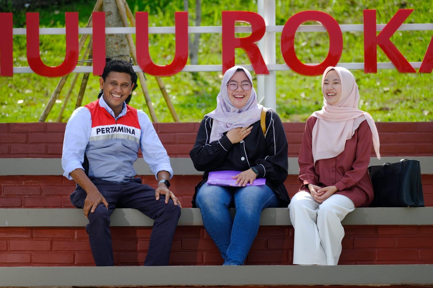 Dua peserta magang kerja angkatan II bersama seorang mentor saat meninjau Taman Ekoriparian yang dikembangkan PHR di Kampus Unilak