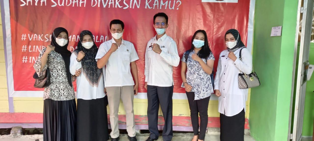 Plt.Kepala Diskominfotiks Rohil bersama pegawai