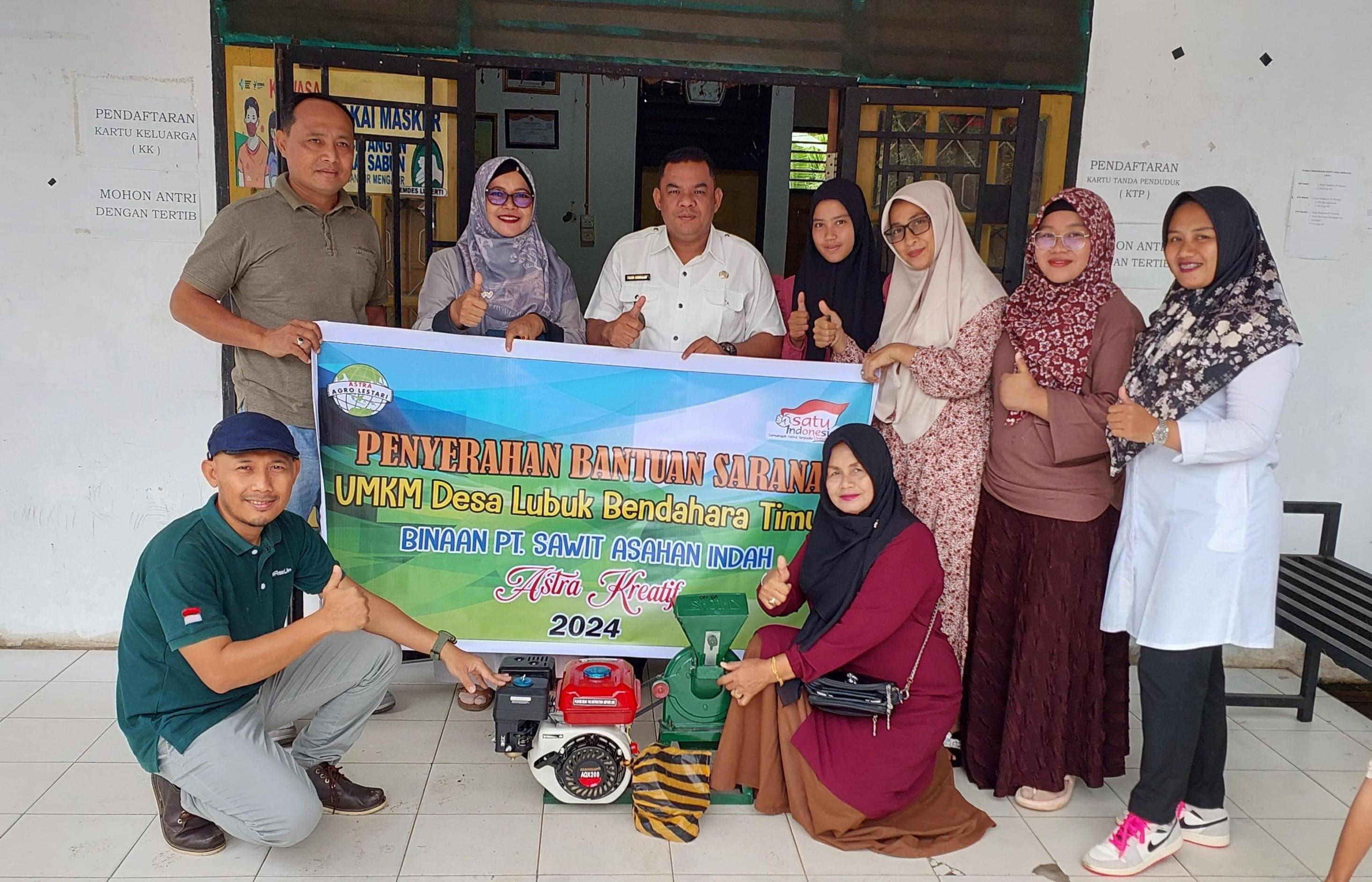 CDO Ilka Iskandar dan Asisten CSR Imam Taufiq serahkan bantuan kepada UMKM di Desa Luberti