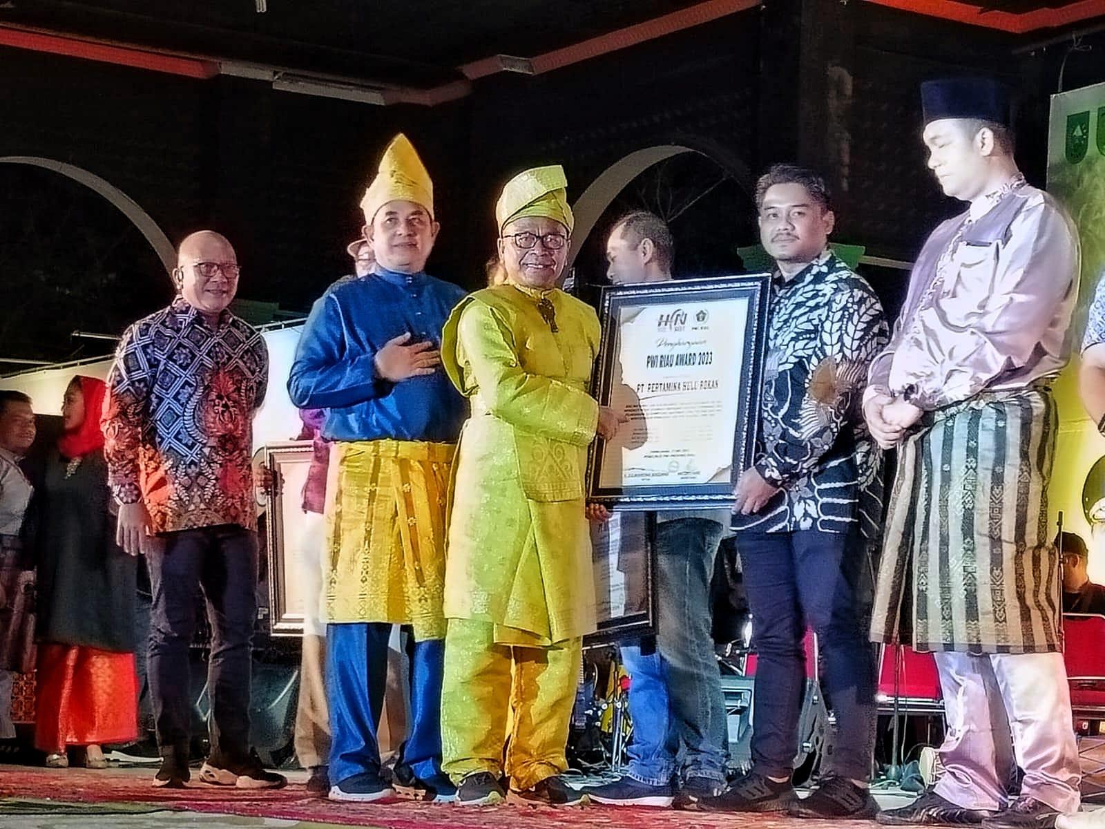 Ketum PWI Pusat Atal Depari serahkan PWI Riau Award 2023 kepada perwakilan PT. PHR