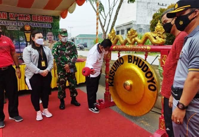 PENCANANGAN GERAKAN KAMIS BERSIH DITANDAI PEMUKULAN GONG
 OLEH WAKIL BUPATI H. SULAIMAN. SS,MH