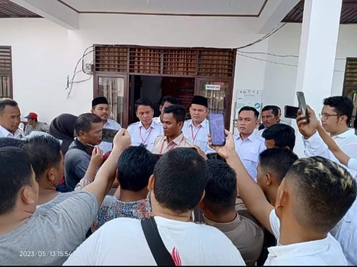 Budiman Lubis usai menyerahkan berkas Bacaleg Gerindra di KPU Rohul