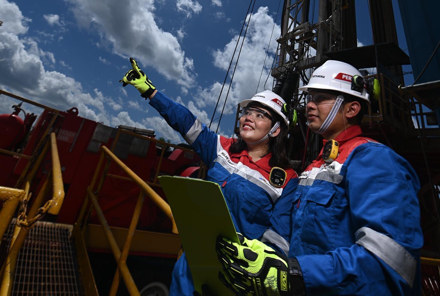 Perwira perempuan PT PHR bersama rekan kerjanya di area pengeboran migas. Kontribusinya turut membantu dalam menjaga ketahanan energi nasional dari WK Rokan.