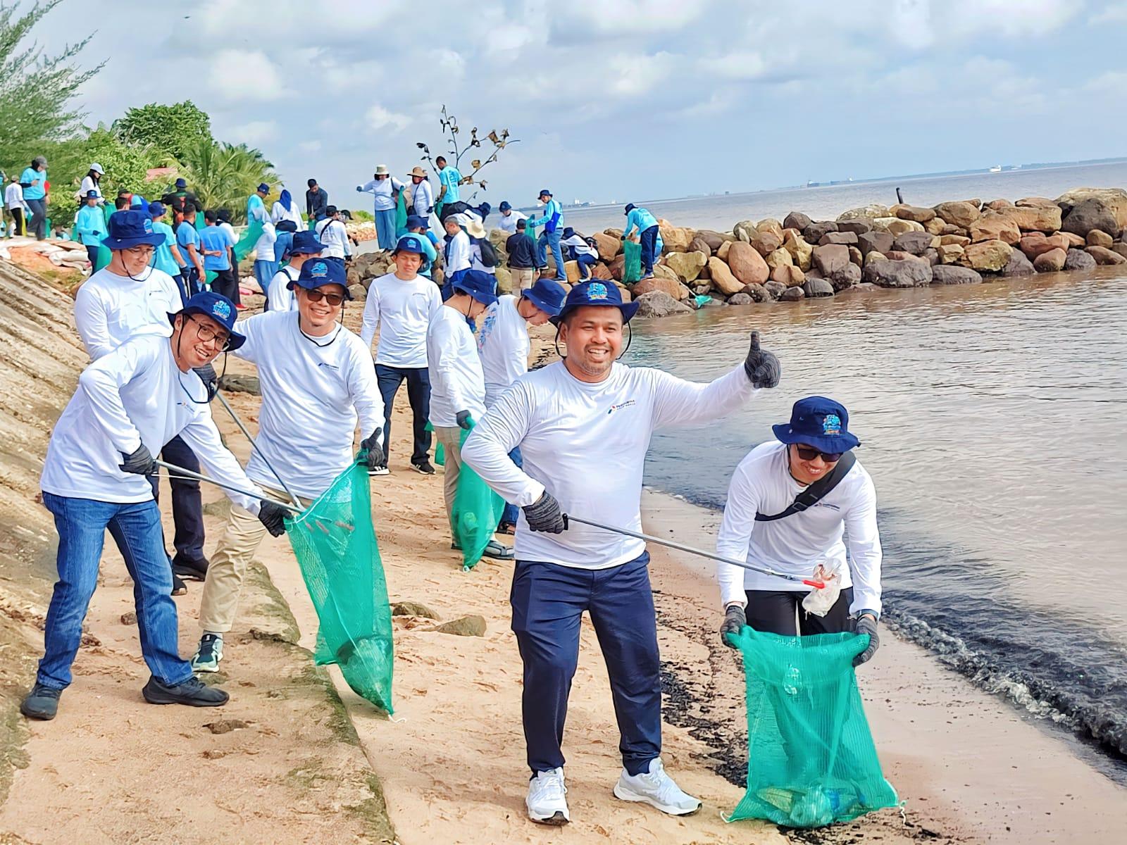 EVP Upstream Bussiness PHR WK Rokan, Edwil Suzandi bersama jajaran manajemen saat melaksanakan program Bersih-Bersih Pantai di Dumai dalam agenda Hari Lingkungan Hidup Sedunia 2023.