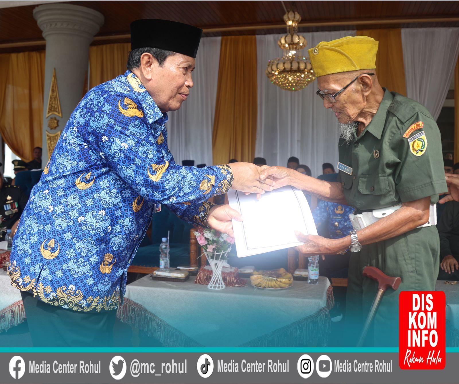 Bupati Sukiman serahkan santunan kepada salah seorang Veteran di Rohul