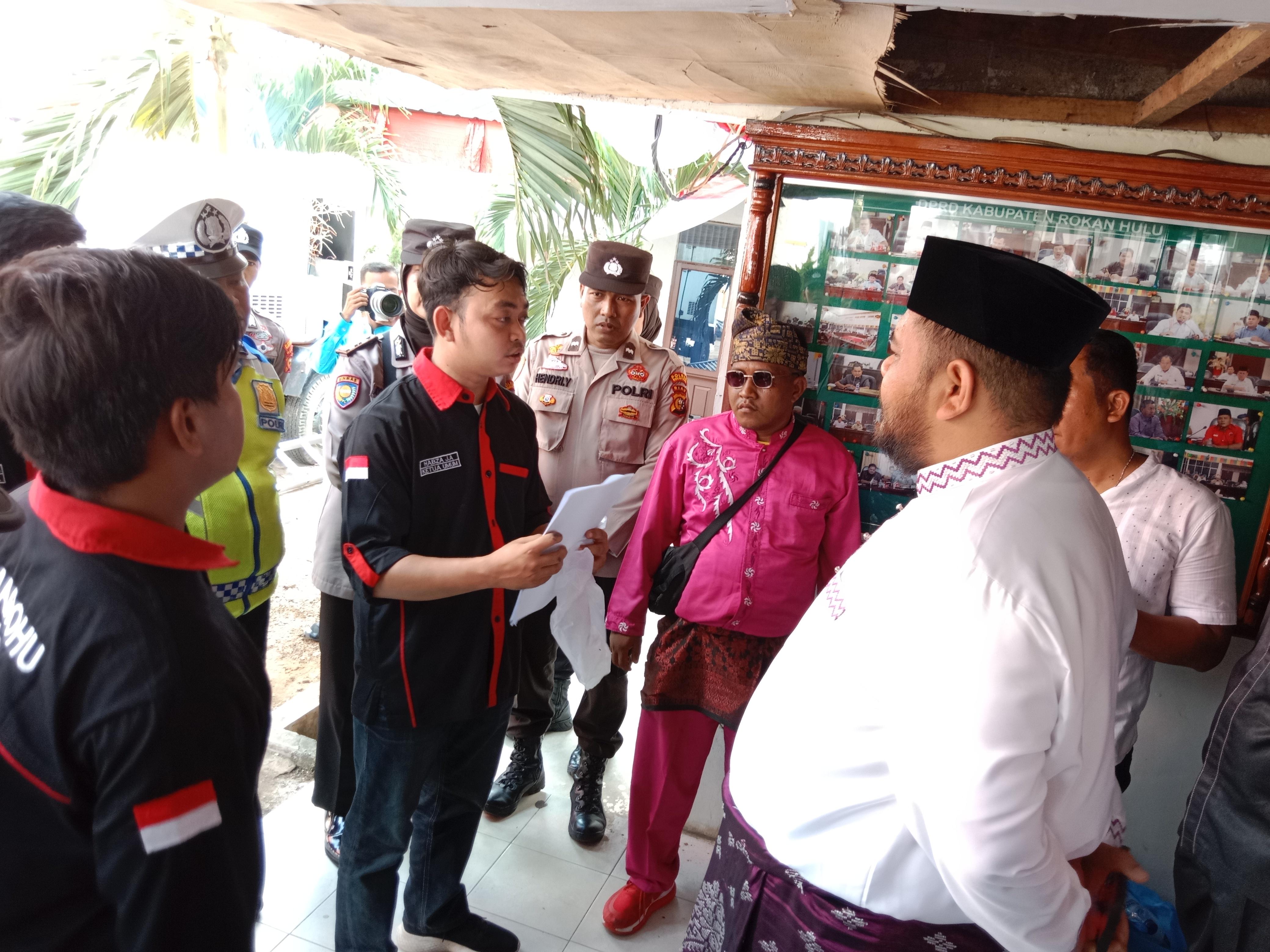 Ketua DPRD Wanda menerima kedatangan massa aksi dari Himarohu-Riau