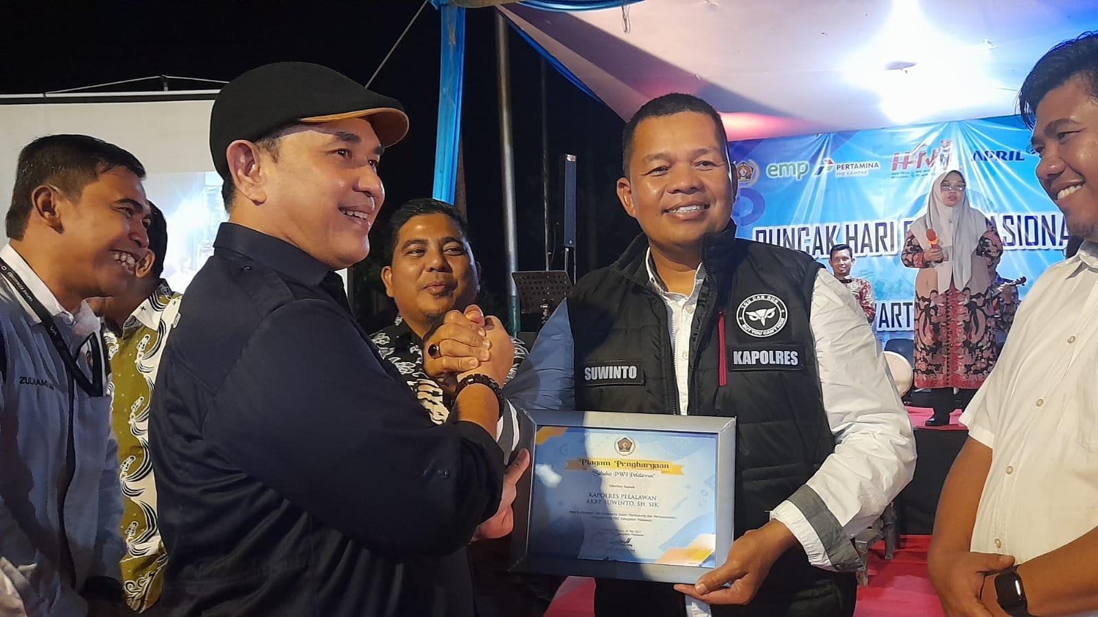 Zulmansyah serahkan penghargaan kepada mitra kerja PWI Pelalawan