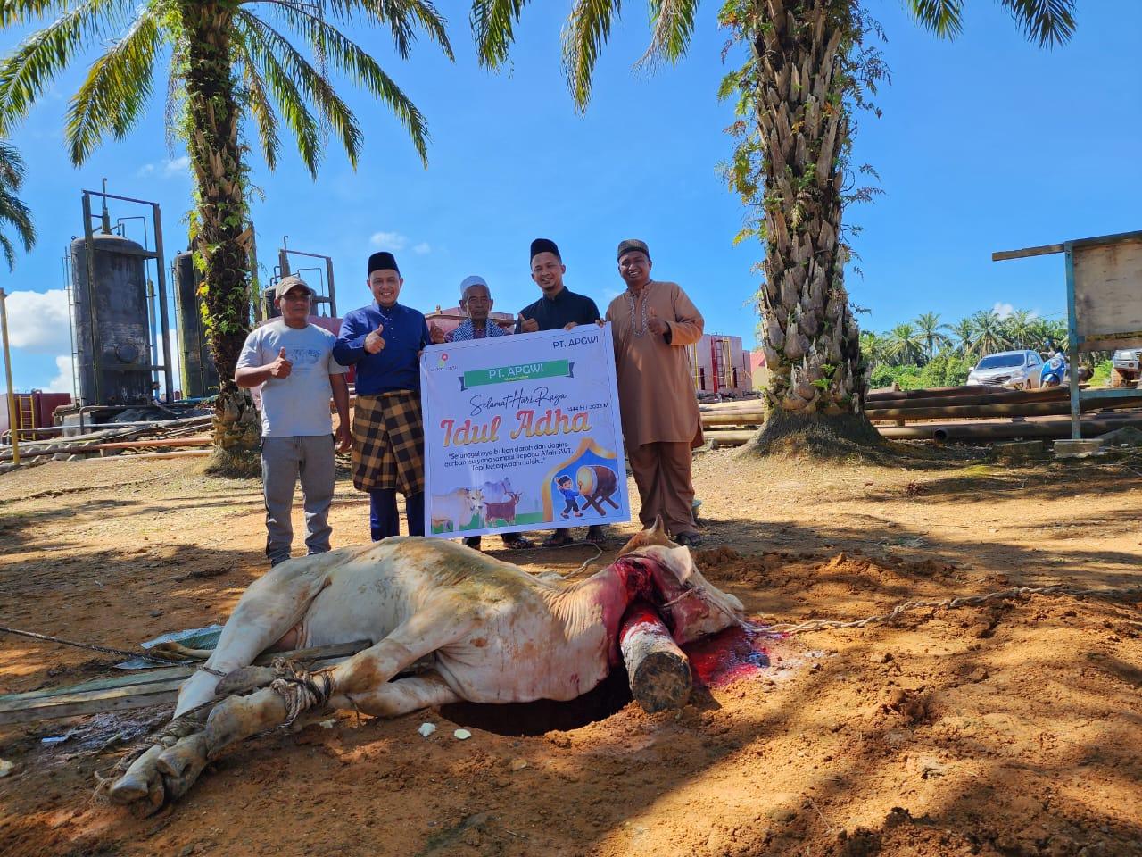 Humas PT. APGWI Arbain dan Kades Pendalian serta Kades Suligi foto bersama saat penyembelihan hewan kurban