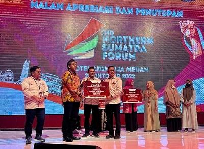 Rafiq Adriasnyah mewakili IKM Langgak Craft menerima penghargaan Juara 2 Booth Terbaik pada ajang NSF 2022 dari Kepala SKK Migas Sumbagut