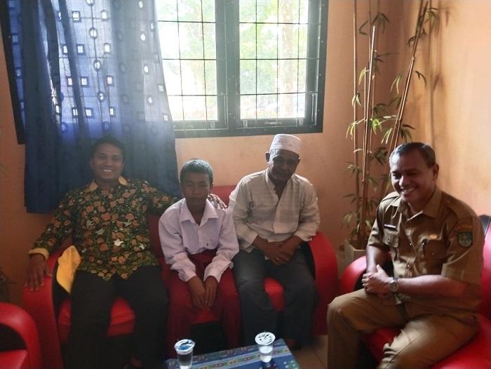Imran tambusai dan Sabarudin saat berada di salah satu rumah warga di Kelurahan Tambusai Tengah
