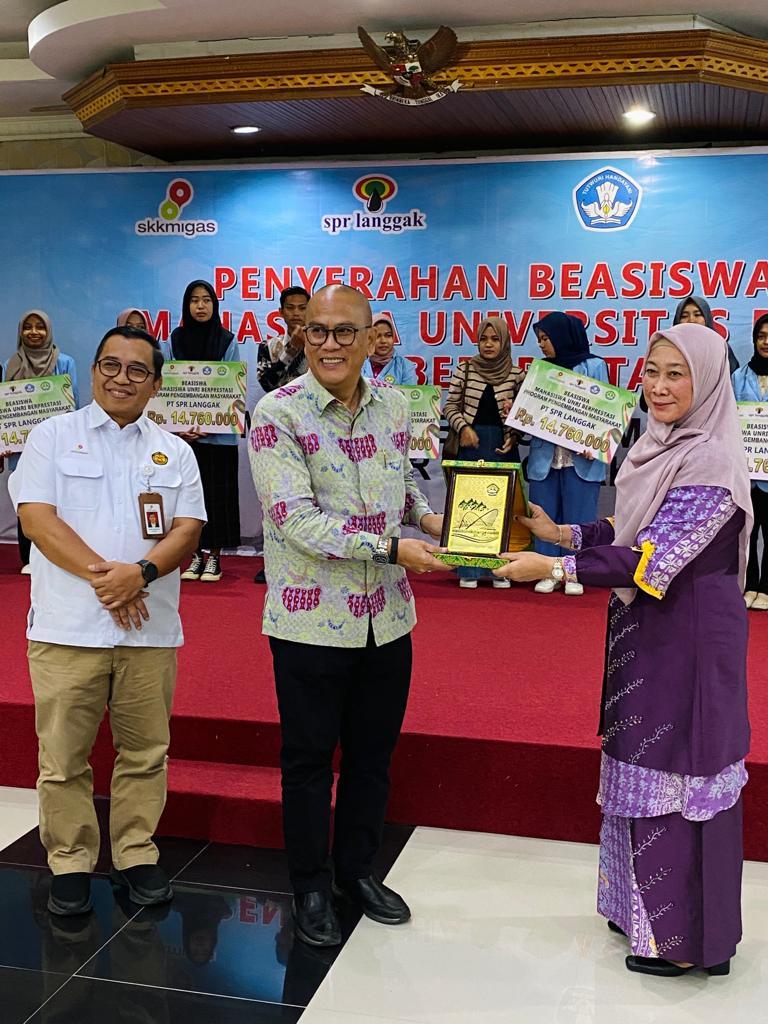 Rektor UNRI Sri Indarti serahkan Cendramata kepada GM SPR Langgak Ikin Faizal