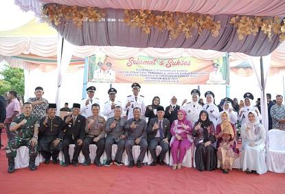 Bupati foto bersama dengan Pjs Penghulu dan Kapus