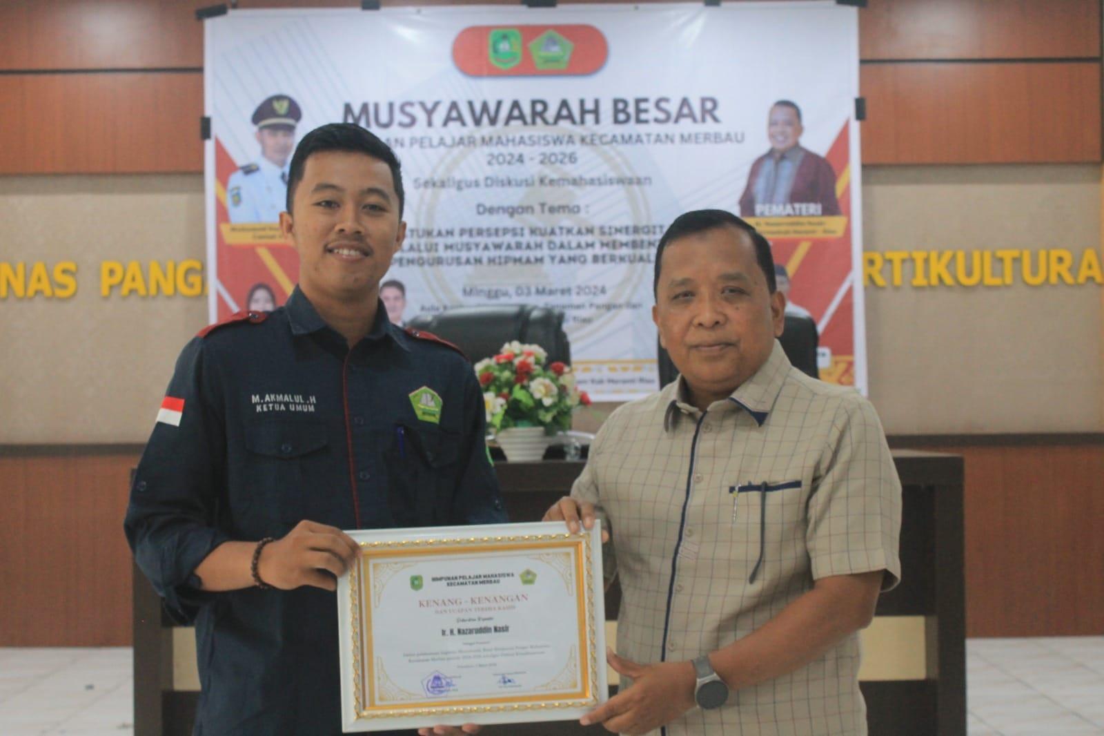 M. Akmalul Ketua Umum Hipmam Pekanbaru periode 2020-2022 saat menyerahkan pelakat kepada Ir H Nazaruddin (Irvan Nasir)