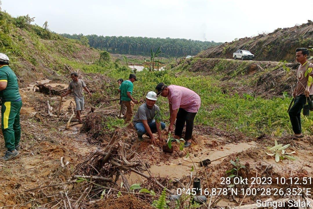 CDO PT. SAI dan Kades Sei Kuning di lokasi penanaman pohon