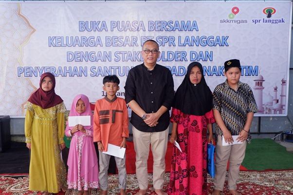 GM PT SPR Langgak, Ikin Faizal bersama anak yatim dan orang tua perwakilan anak yatim foto bersama usai menyerahkan santunan