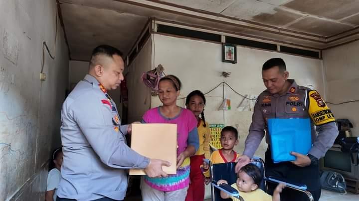 Kapolres Siak dan Kasat Lantas serahkan bantuan kepada keluarga Larosa