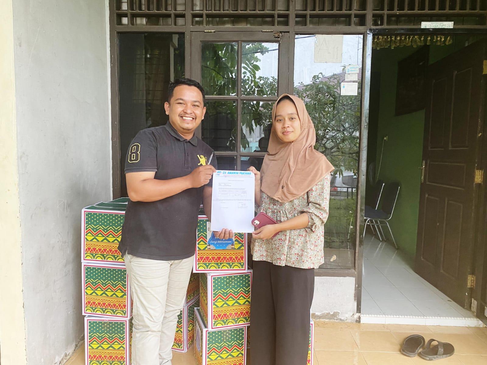 Perwakilan PT. PHR serahkan bingkisan lebaran kepada perwakilan PWI Rohul