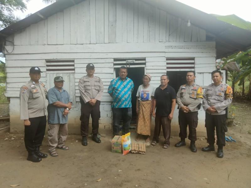 Personil Polsek Ujung Batu salurkan bantuan kepada Nenek Soinem