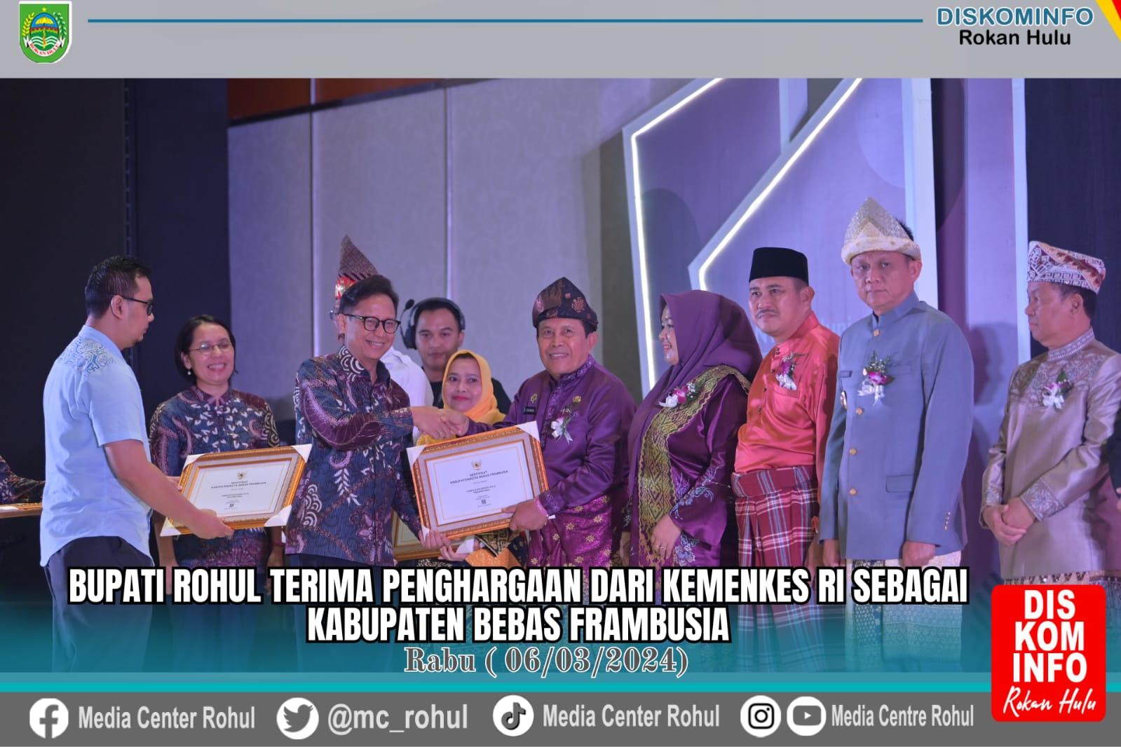 Bupati Sukiman saat menrima penghargaan dari Kemenkes RI