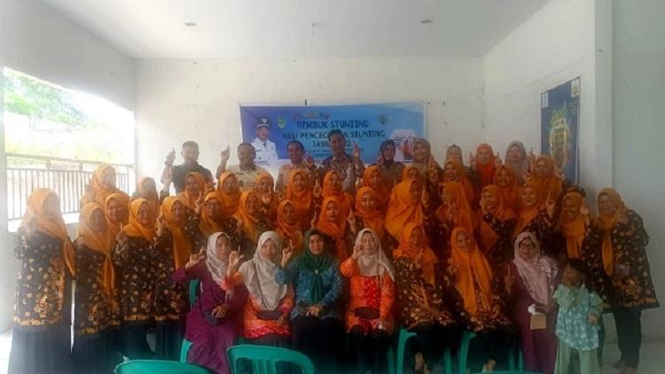 Kades Asmi foto bersama tim