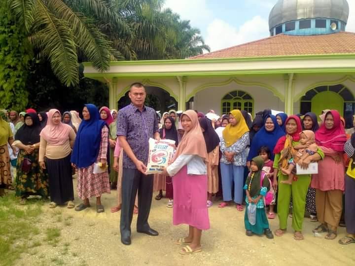 Anto Sontang serahkan paket sembako kepada warganya