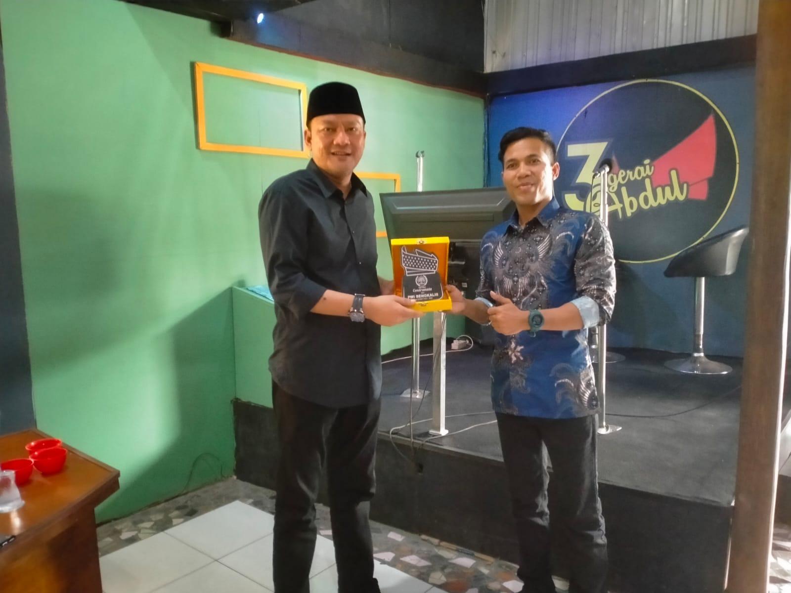 Kajari terima Cendramata dari Ketua PWI Andi Putra