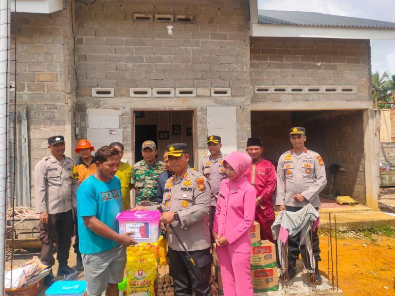 Kapolres didampingi Ketua Bhayangkari Rohul serahkan bantuan
