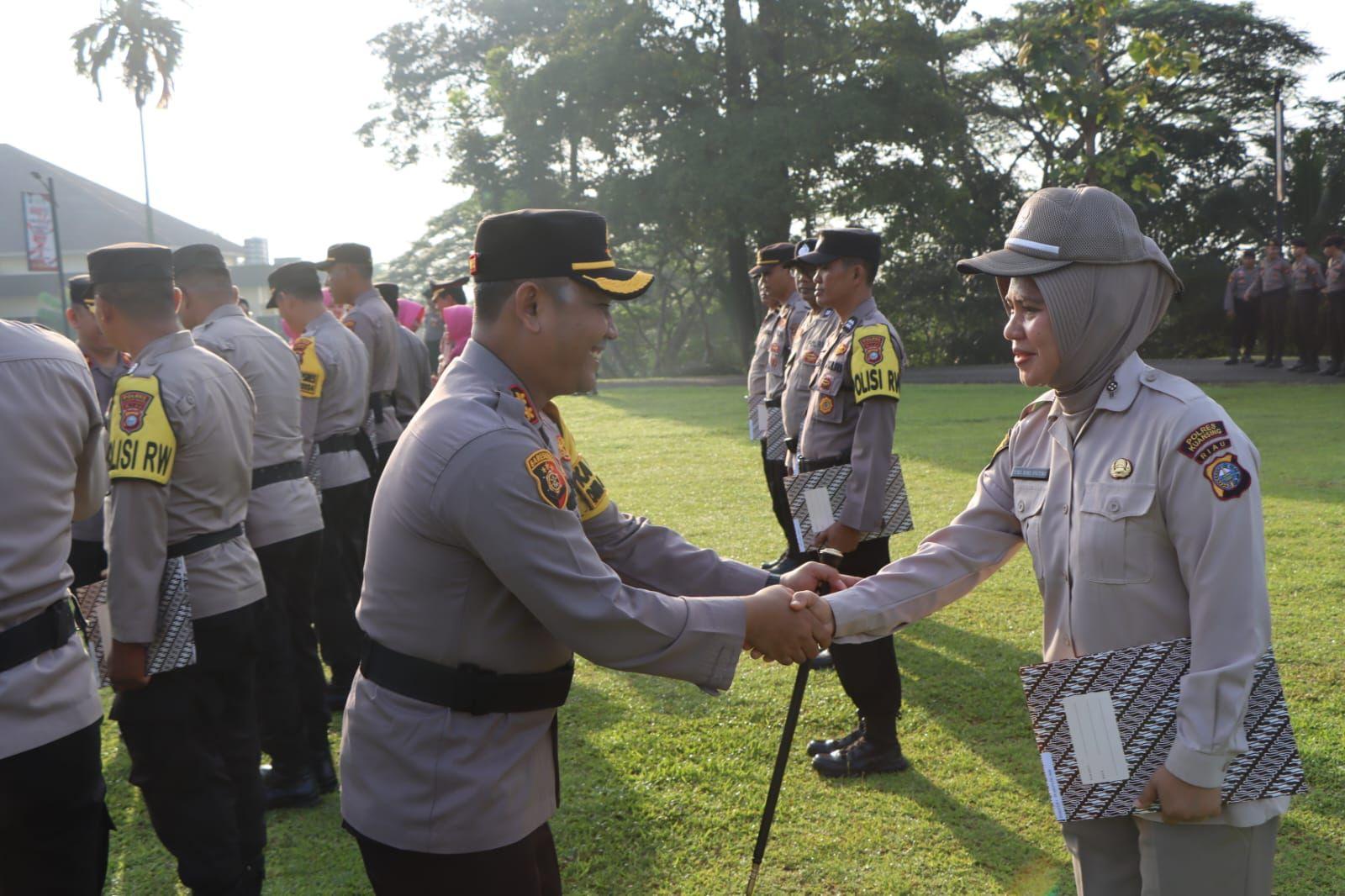 Kapolres Pangucap berikan ucapan selamat kepada salah seorang penerima reward
