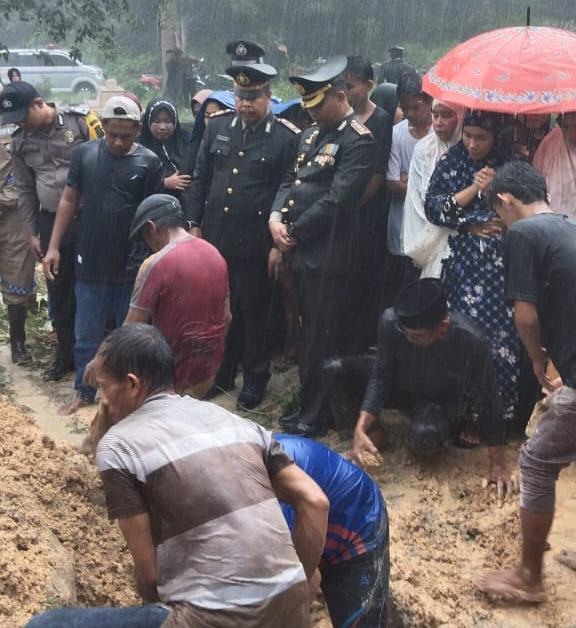 Kapolres Kuansing pada proses pemakaman Bripka Irzan