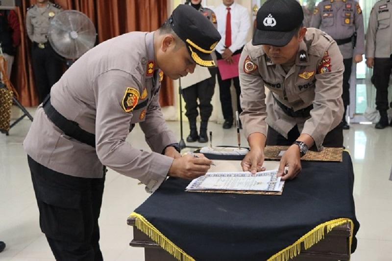 Kapolres AKBP Pangucap tandatangan berita acara Sertijab