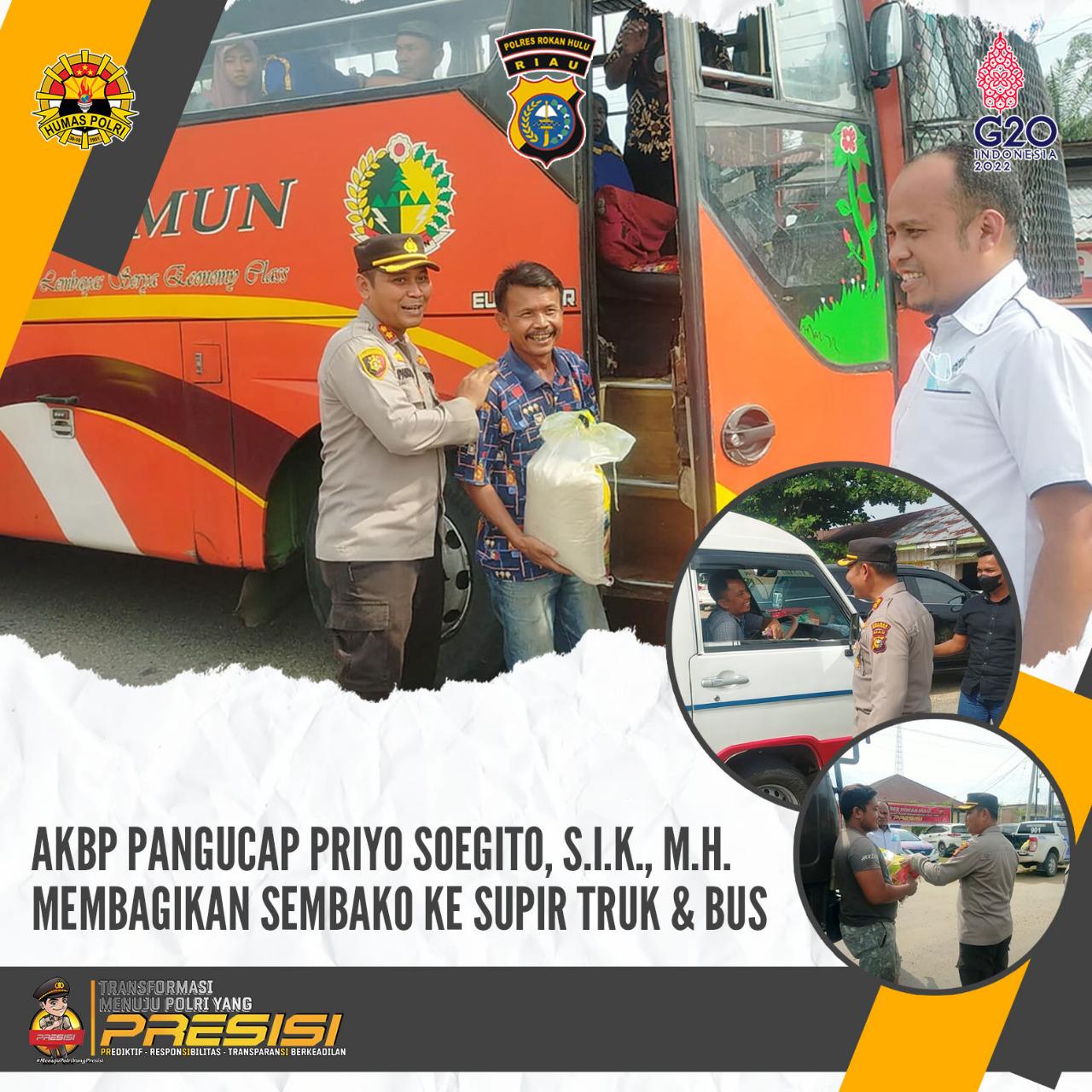 AKBP Pangucap saat menyerahkan sekantong beras kepada Sopir