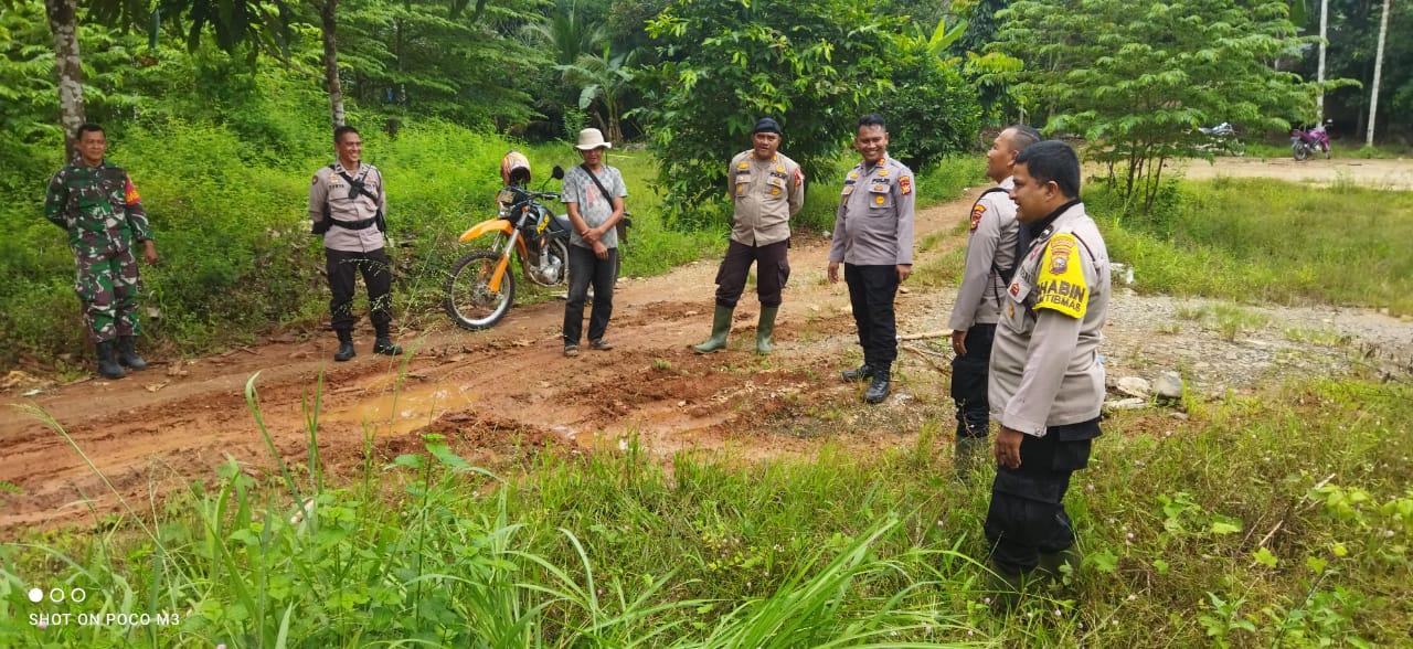 Kapolres dan anggota di lokasi pembangunan kantor Bhabimkamtibmas di Rokan IV Koto